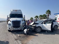 Trailero provoca choque frontal al circular en sentido contrario en Monclova