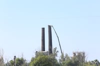 Chimenea emblemática de 100 años es derrumbada por Grupo México en Nueva Rosita