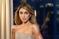 Anahí deslumbra con vestido brillante en los Emmy 2025