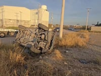 Estudiante sobrevive a volcadura en el libramiento Venustiano Carranza