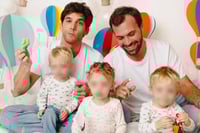 Mauricio Garza publica fotos adorables con sus trillizos