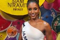 Miss Jamaica 2025 sigue en terapia intensiva tras caída en Miss Universo