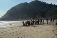 Niña de 10 años muere tras ser arrastrada por una ola en playa de Oaxaca