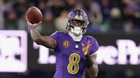 Lamar Jackson regresa a entrenamientos y será titular vs Steelers