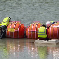 Condado de Maverick cuestiona barrera flotante de Texas por riesgos ambientales y falta de información