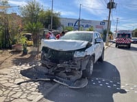 Choque en la colonia Guadalupe deja daños materiales y susto a empleada
