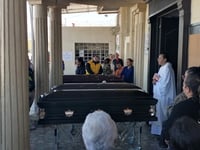 Sepultan a familia monclovense fallecida en accidente; menor de edad sigue hospitalizada grave