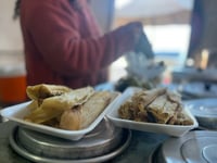 Trabajo, tradición y familia: la historia detrás del puesto de tamales de Doña Mary