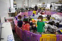 ICE admite que cientos de niños inmigrantes fueron detenidos más del límite legal