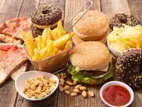 ¿Qué alimentos dañan más al corazón y cómo evitarlos?