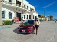 Egla Berenice Hernández gana automóvil tras participar en rifa de comerciantes