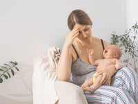 ¿Bebé inquieto o pecho con dolor? Indicadores de que algo no va bien