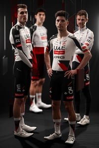 UAE Team Emirates presenta su uniforme para la temporada 2026
