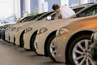 Fin de incentivos frena ventas de autos eléctricos en EEUU; caen casi 50% en octubre