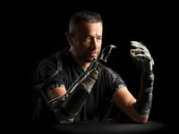 Mejoran mano biónica con mente propia, según investigadores