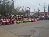 Niños y niñas protagonizan desfile navideño en San Juan de Sabinas