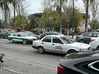 Taxistas de Monclova ajustan horarios durante la temporada navideña