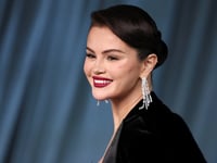 Selena Gomez explica cambios en su voz durante apariciones públicas