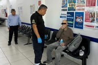 Adulto mayor sufre caída en farmacia del Centro de Monclova
