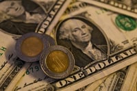Peso mexicano se deprecia mientras dólar gana fuerza en mercados globales