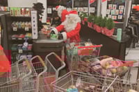 Activistas disfrazados de Santa Claus roban supermercado en Montreal