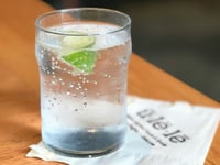 Agua carbonatada: ¿Ayuda a la digestión o causa hinchazón?