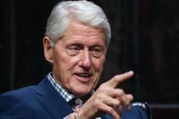 Bill Clinton pide a DOJ divulgar todo material sobre él en caso Epstein