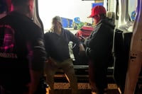 Donero sale 'volando' tras caer en enorme bache