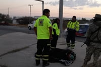 Localizan a indigente armado y tirado frente al batallón militar en Frontera