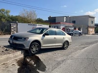 Auto de pareja se estrella contra camellón en el Oriente de Monclova