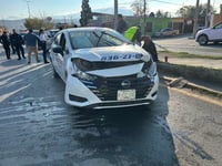 Imprudente taxista provoca fuerte choque en el sector sur de Monclova