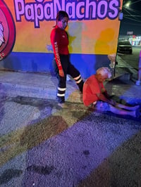 Hombre en estado de ebriedad sufre caída en la vía pública