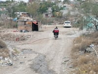 Familias vulnerables enfrentan el frío extremo a orillas de un arroyo en Monclova