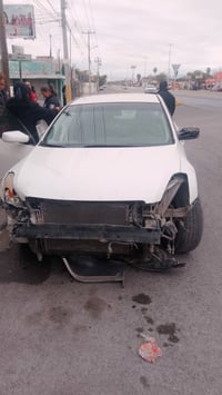 Accidente vehicular deja solo daños materiales en la colonia Chinameca