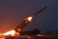 Líder norcoreano visita producción de nuevos lanzamisiles múltiples