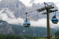 Pánico en los Alpes: falla teleférico y deja atrapados