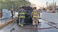 Vehículo se incendia por presunto cortocircuito en puente del arroyo Frontera