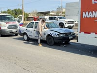 Taxi se estrella por alcance contra camión de pan en puente del Pape