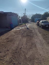 Habitantes reclaman atención por fugas de drenaje en Sabinas