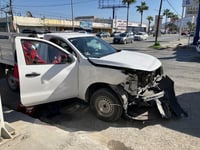 Mujer ignora semáforo en rojo y provoca fuerte choque en el bulevar Juárez