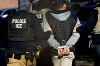 Redadas del ICE dejan negocios vacíos y miles de deportaciones en EE.UU.