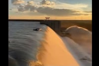 Video: Rescatan a tripulantes de barco al borde de cascada en Sudáfrica