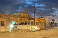 Conductor huye tras estrellarse contra vivienda en Castaños