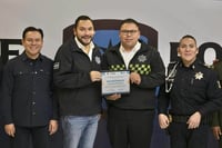 Carlos Villarreal reconoce a policías de Monclova en su día