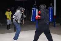 Fundación beneficia a jóvenes boxeadores de Agujita con entrega de equipo