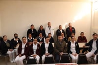 El personal de salud recibe la tradicional Rosca de Reyes en Nueva Rosita