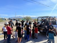 Policía Civil de Coahuila lleva alegría del Día de Reyes a colonias de Monclova