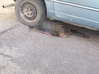 Alcantarilla abierta frente al primer cuadro de la ciudad representa riesgo para peatones y automovilistas