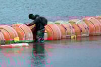 EU anuncia 800 km de muro flotante en el Río Bravo