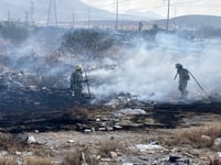 Incendio de maleza y basura moviliza a bomberos en Monclova